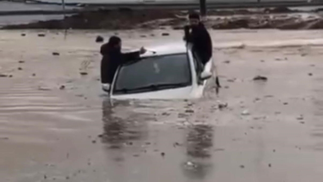 Silopi'de otomobille suda mahsur kalan 2 kişi kurtarıldı