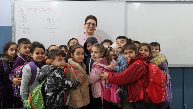 Fatma öğretmen kanseri yendi, öğrencilerine kavuştu