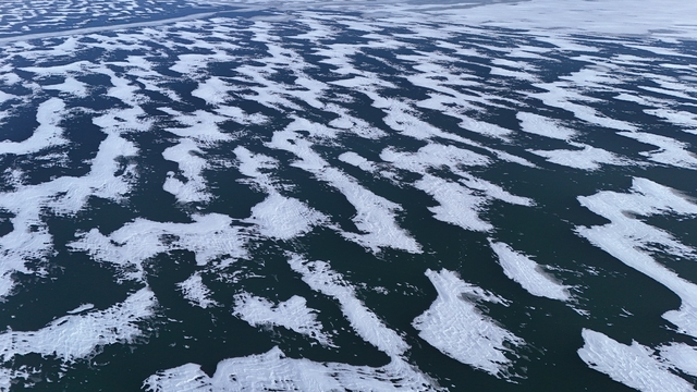 Nazik Gölü'nün donan yüzeyi görsel şölen sunuyor