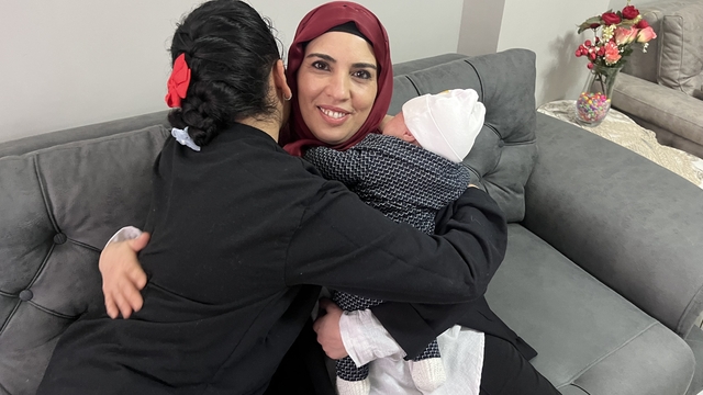 2 çocuklu aile 2'si bebek 3 çocuğa daha yuva oldu
Eskişehirli koruyucu ailenin evinden bebek kokusu eksik olmuyor
Koruyucu aile annesi Çiğdem Er:
"'Allah'ım beşiğimi 'ne olur boş koyma' diye dua ediyorum"
"Önce 43 günlük sonra 47 günlük bebeğe ailemize katıldı"
"Kızım bize nefes oldu, Allah razı olsun"
"Kızım bizi seçti, bize geldi ve bizi anne baba olarak kabul etti"
