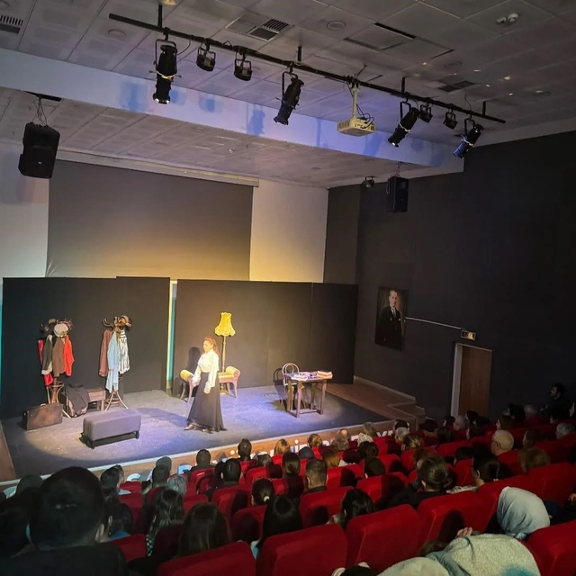 Sarıgöl'de tek kişilik oyun ilgi gördü