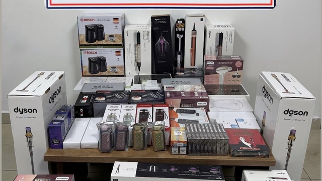 Otobüsteki yolcuların valizinde gümrük kaçağı ürünler ele geçirildi