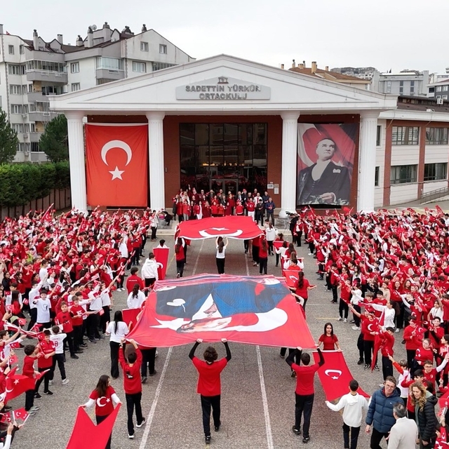 Yer gök kırmızı beyaz
Bin yürek, bin bayrak