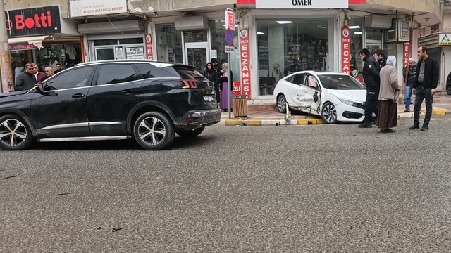 Mardin'de SUV tipi araç ile otomobilin çarpıştığı kazada 2 kişi yaralandı