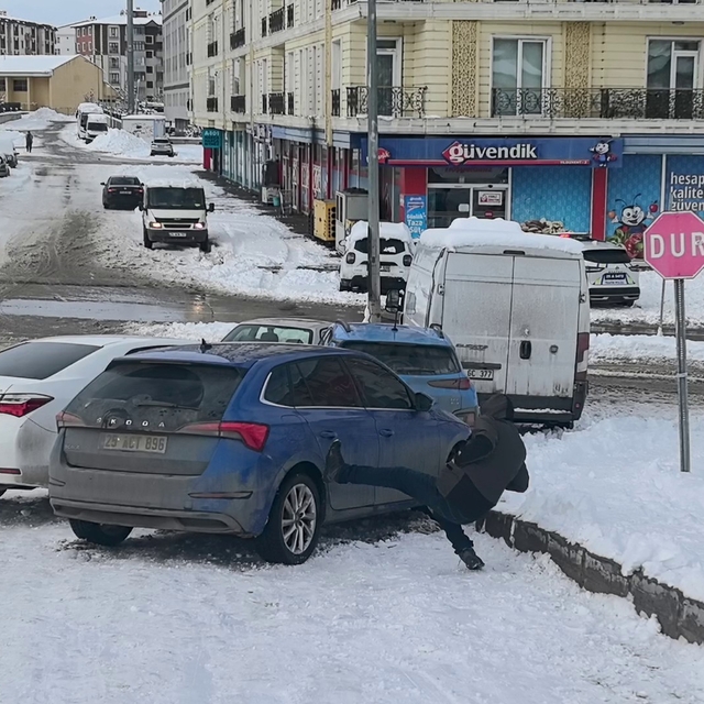 Erzurum'da 5 araçlı zincirleme kaza: Aracının başındaki sürücü de dengesini...
