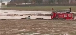 Sağanak sonrası oluşan gölette mahsur kalan 2 kişi kurtarıldı