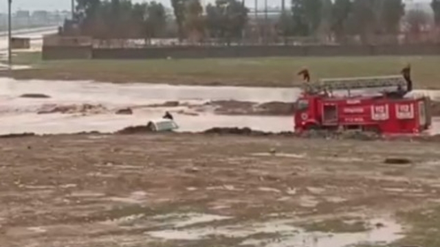 Sağanak sonrası oluşan gölette mahsur kalan 2 kişi kurtarıldı