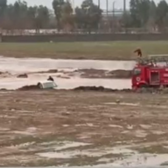 Sağanak sonrası oluşan gölette mahsur kalan 2 kişi kurtarıldı