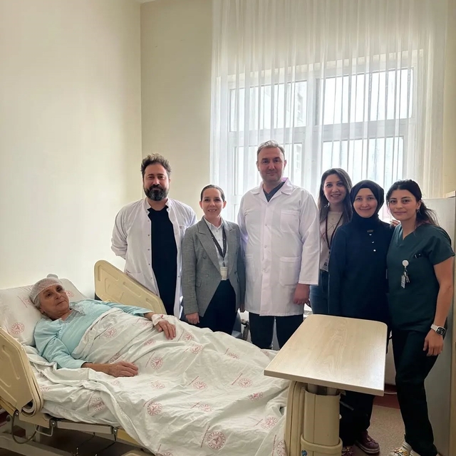 Bandırma'da 72 yaşındaki beyin tümörü hastası son teknolojiyle sağlığına ka...