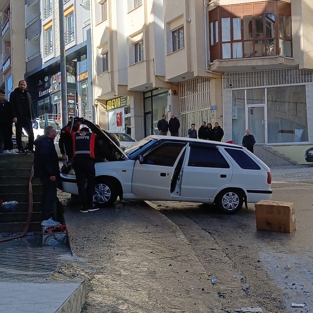 Ermenek'te seyir halindeki otomobil alev alarak yandı
