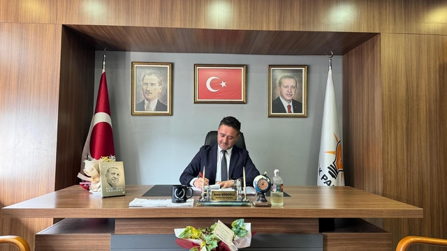 AK Partili Köroğlu'ndan Başkan Erdem'e sert tepki: "Belediyecilik sahnede koşarak değil, sokakta hizmetle yapılır"