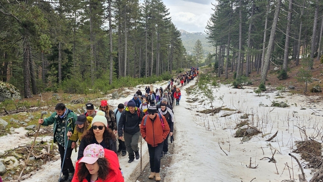 Beyşehir'de karda doğa yürüyüşü coşkusu