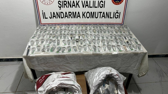 Şırnak'ta 14 milyonluk kaçak ürün ele geçirildi, aranan 52 şahıs yakalandı