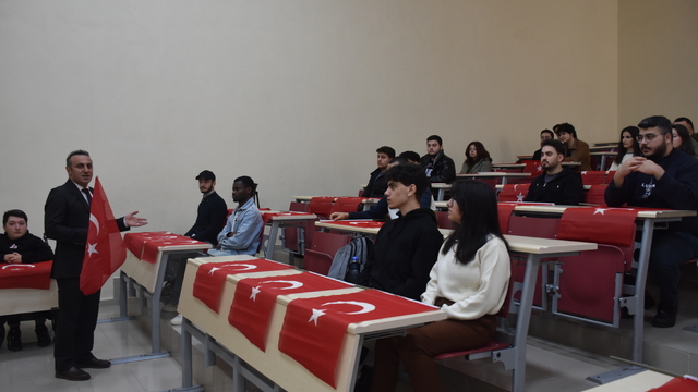 Gümüşhane Üniversitesi'nde ilk ders Türk bayrağı temasıyla işlendi