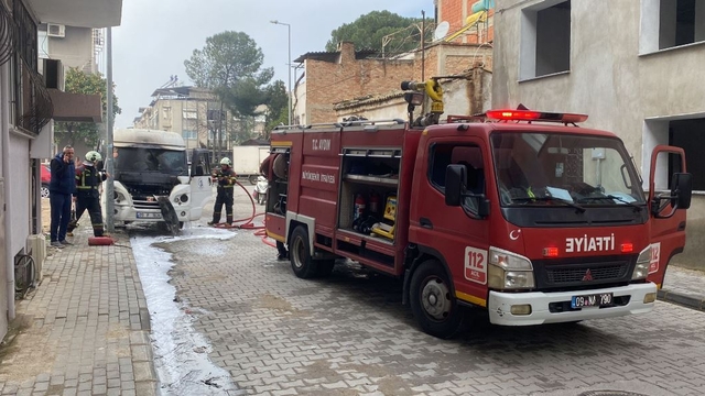 Nazilli'de park halindeyken yanan minibüste hasar oluştu