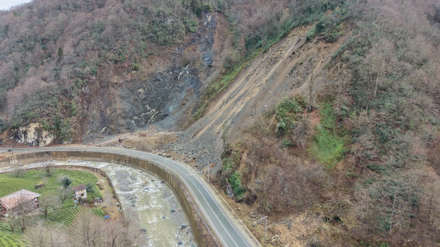 Kapalı köy yolunda heyelan temizliği (2)