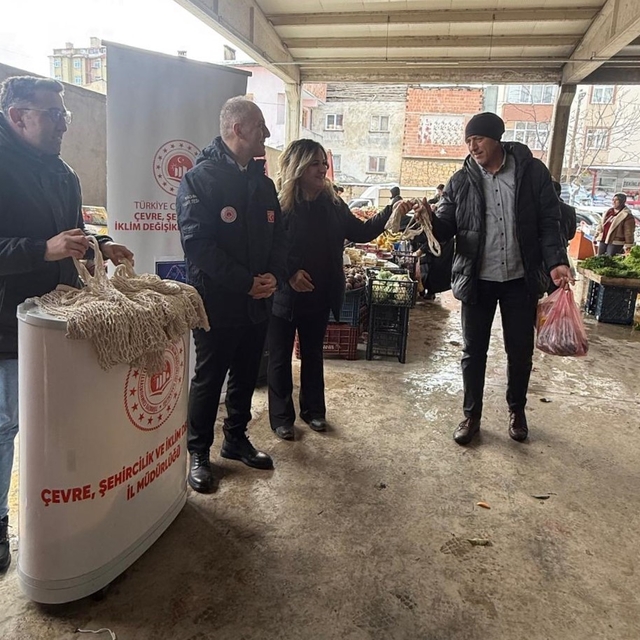 Bayburt halk pazarında sıfır atık bilgilendirmesi yapıldı