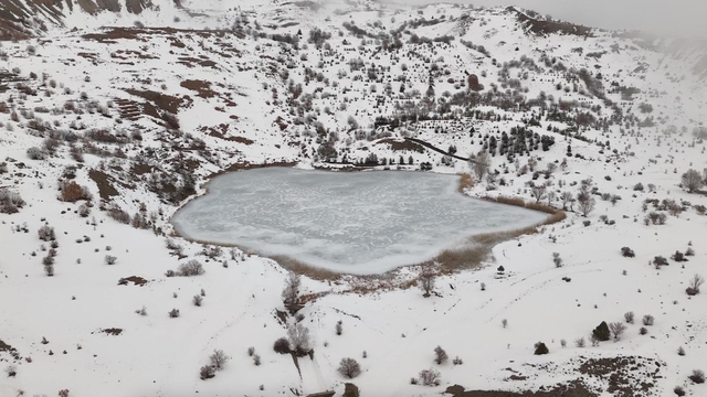 Buz tutan Ardos Gölü dronla görüntülendi