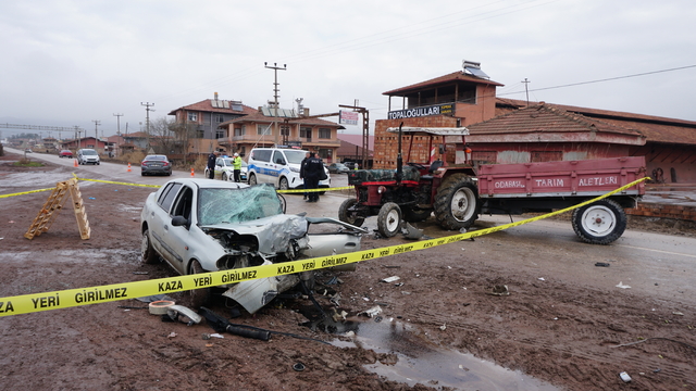 Çorum'da otomobille traktörün çarpıştığı kazada bir kişi hayatını kaybetti, iki kişi yaralandı