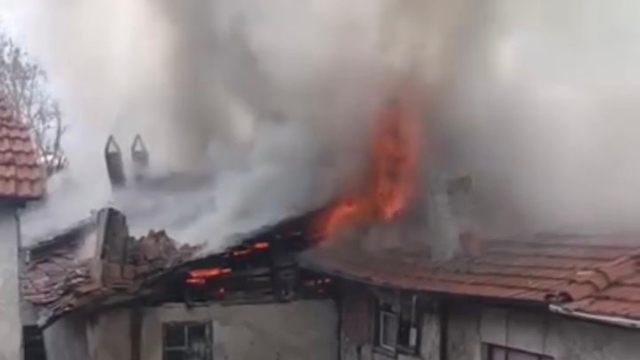 Çankırı'da evin çatısı alevlere teslim oldu