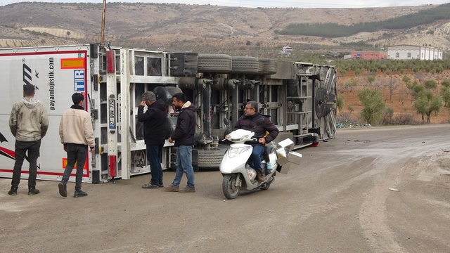 Virajı alamayan tır yan yattı