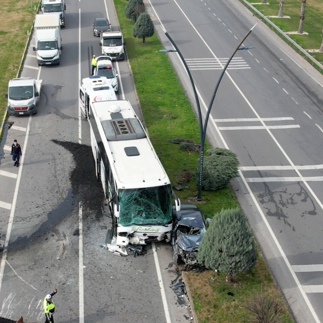 Manisa'da 3 araçlı zincirleme kaza: 5 yaralı
Yolcu otobüsü, traktör ve otom...