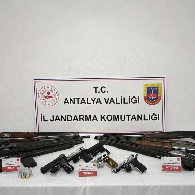 Gazipaşa'da ruhsatsız 15 silah ele geçirildi