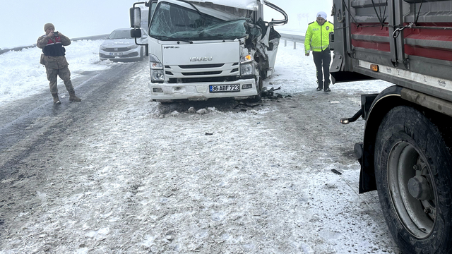 Kars'ta zincirleme trafik kazasında 5 araçta hasar oluştu