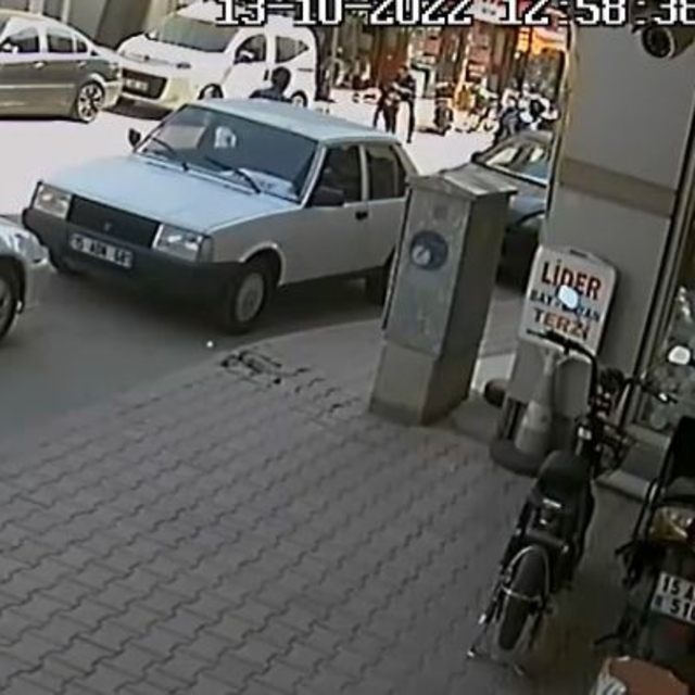 Silah çekmeye çalıştığı jandarmanın dikkati faciayı önledi
Olay sonrası teğ...