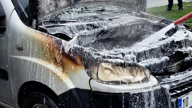 Balıkesir'de seyir halindeki hafif ticari araç yandı