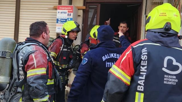 Balıkesir'deki yangında 4 kişi dumandan etkilendi