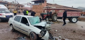 Çorum'da traktör ile otomobil çarpıştı; 1 ölü, 2 yaralı
