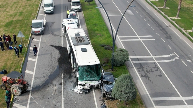 Manisa'da 3 araçlı zincirleme kaza: 5 yaralı
Yolcu otobüsü, traktör ve otomobil çarpıştı, ortalık savaş alanına döndü