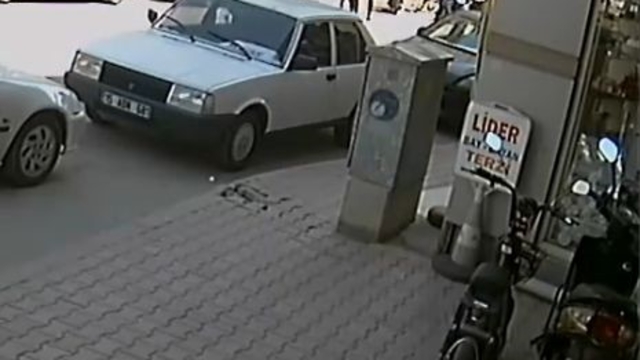 Silah çekmeye çalıştığı jandarmanın dikkati faciayı önledi
Olay sonrası teğmen hafif şekilde yaralanırken, şüphelinin üzerinden çok miktarda uyuşturucu çıktı
Şüpheli, son görülen duruşmada yaklaşık 10 yıl hapis cezası aldı