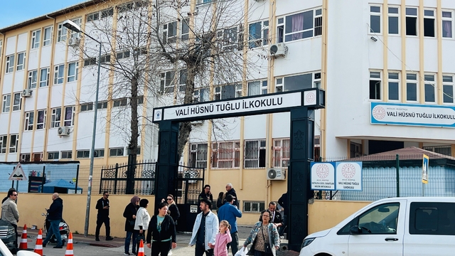 Antalya'da okulda çıkan yangın söndürüldü