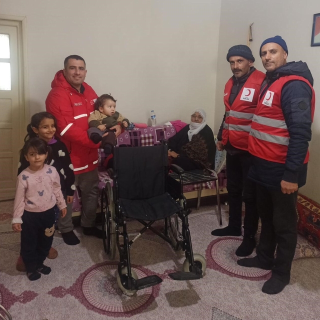 Kızılay'dan gazi eşine tekerlekli sandalye desteği