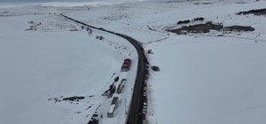 Çıldır Gölü'nde adım atacak yer kalmadı
5 bin araçlık şenlik kuyruğu havada...