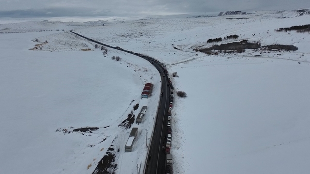 Çıldır Gölü'nde adım atacak yer kalmadı
5 bin araçlık şenlik kuyruğu havadan görüntülendi