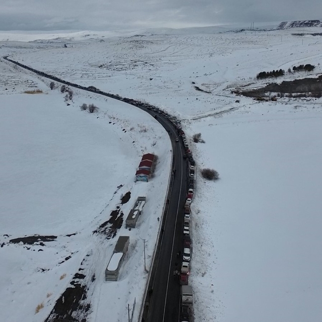 Çıldır Gölü'nde adım atacak yer kalmadı
5 bin araçlık şenlik kuyruğu havada...