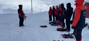 Hakkari'de itfaiye ve AFAD personeline 'Çığda Farkındalık Eğitimi' verildi