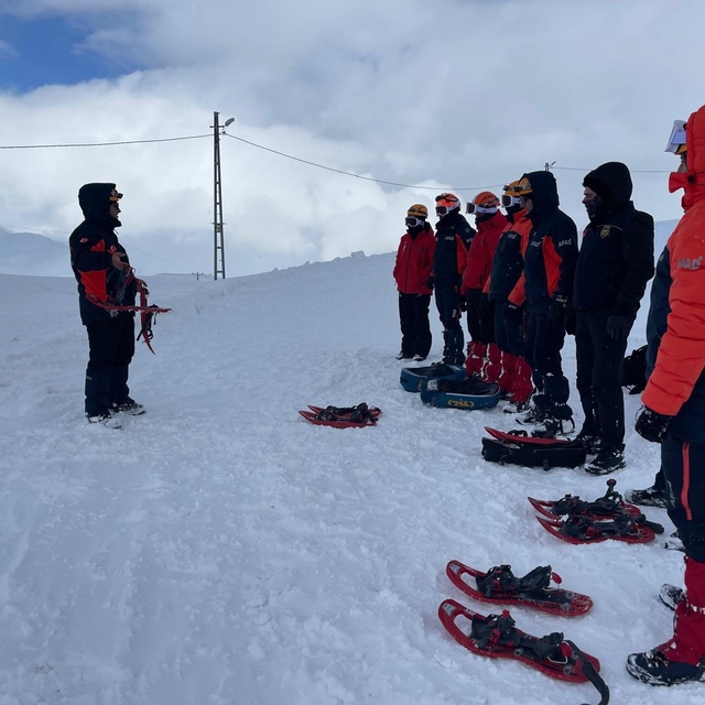 Hakkari'de itfaiye ve AFAD personeline 'Çığda Farkındalık Eğitimi' verildi