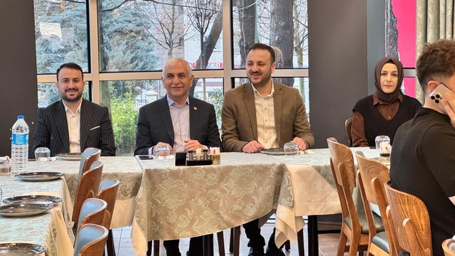 AK Parti Siirt Milletvekili Gül ile İl Başkanı Özturan gazetecilerle bir araya geldi