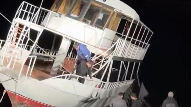 Diyarbakır'da kısmen batan tekne halat yardımıyla kurtarıldı