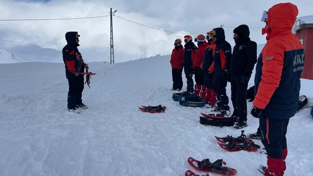 Hakkari'de itfaiye ve AFAD personeline 'Çığda Farkındalık Eğitimi' verildi
