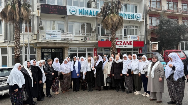 AK Parti'li kadınlar geleneksel kıyafetler giyip, Zeynep Akgün'e destek verdi