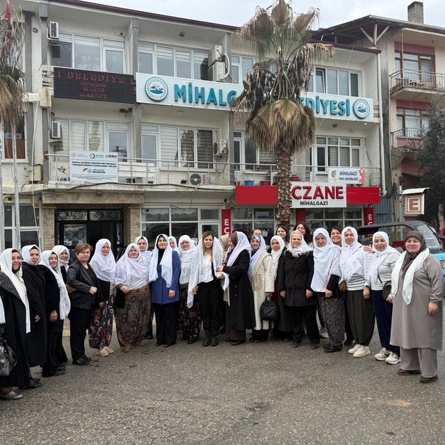 AK Parti'li kadınlar geleneksel kıyafetler giyip, Zeynep Akgün'e destek ver...