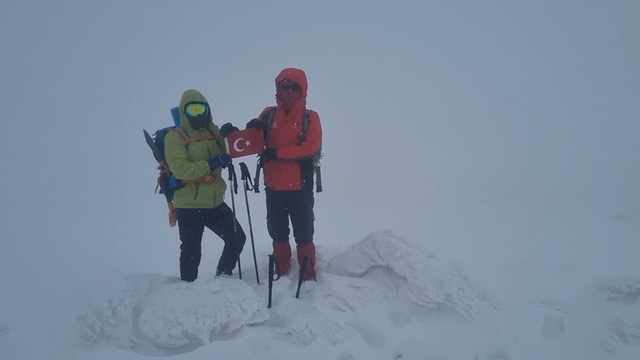 Dağcılar Bubi Dağı'na kış tırmanışı yaptı, zirvede kar mağarası oluşturdu