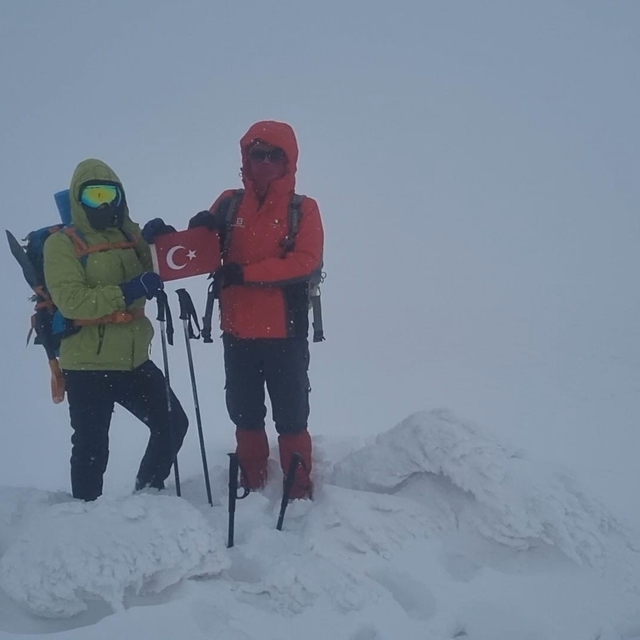 Dağcılar Bubi Dağı'na kış tırmanışı yaptı, zirvede kar mağarası oluşturdu