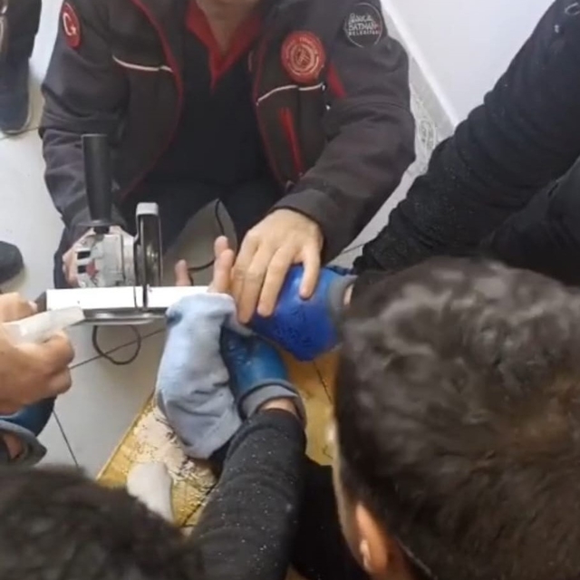 Parmağı akıllı tahtaya sıkışan öğrenci itfaiye ekiplerince kurtarıldı