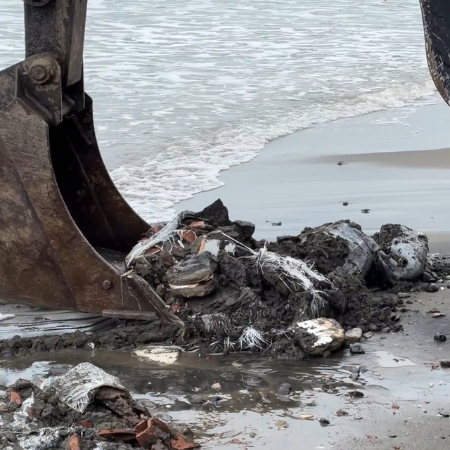 Samsun'da denize atılan çuvallar dolusu inşaat atığı temizlendi, inceleme b...